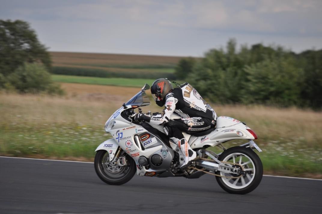 Turbo-Hayabusa auf einem ehemaligen Flugplatz mit 330,43 km/h
